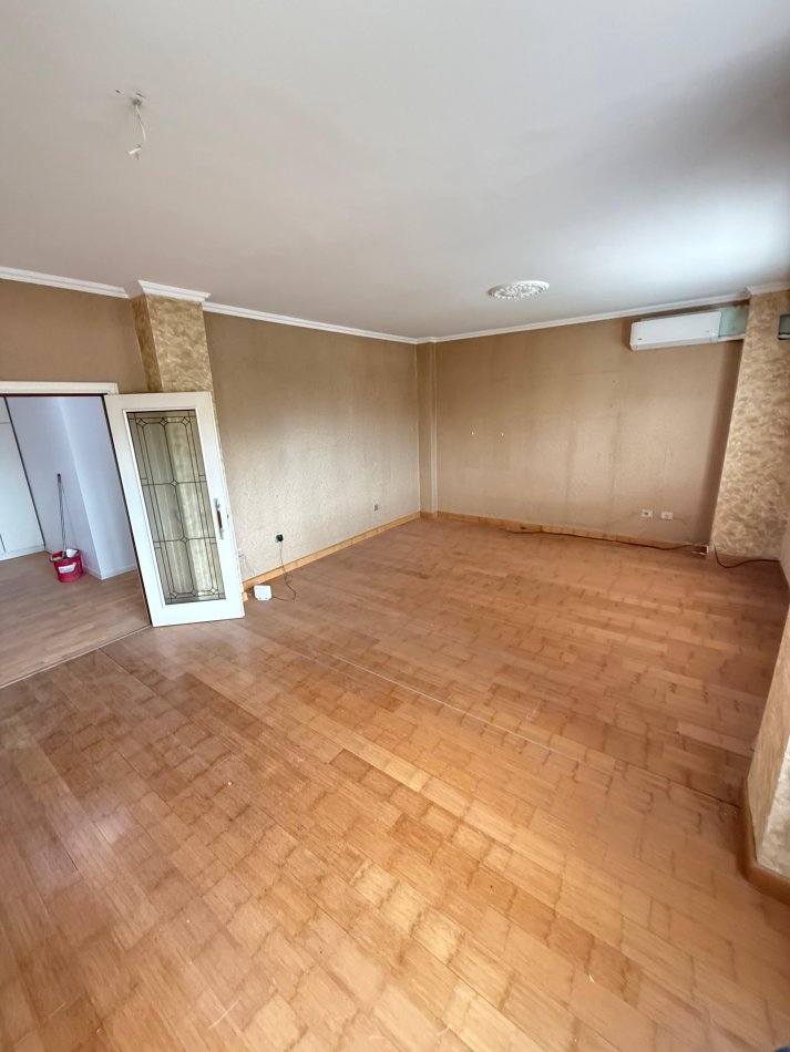 Tirane, jepet me qera ambjent biznesi Kati 4, 150 m² 1.500 € (Bllok)