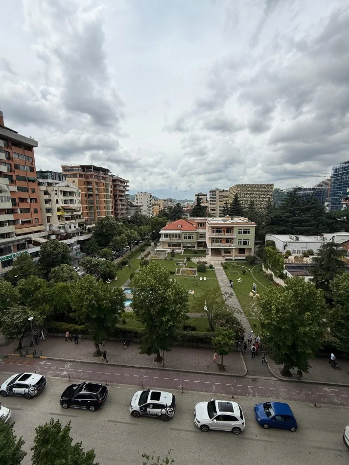 Tirane, jepet me qera ambjent biznesi Kati 4, 150 m² 1.500 € (Bllok)