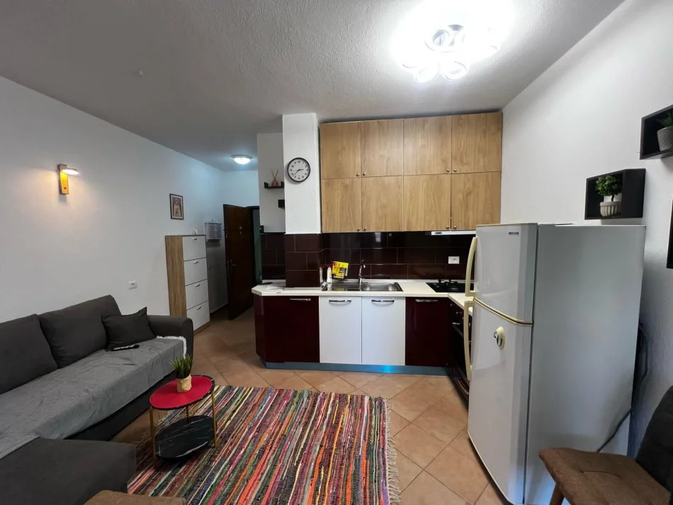 Tirane, jepet me qera apartament 1+1+Ballkon Kati 3, 55 m² 500 € (Rruga 5 Maj)