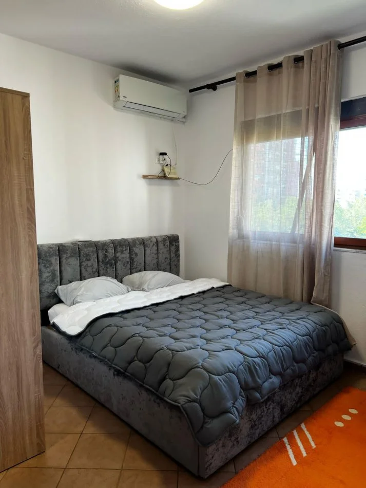 Tirane, jepet me qera apartament 1+1+Ballkon Kati 3, 55 m² 500 € (Rruga 5 Maj)