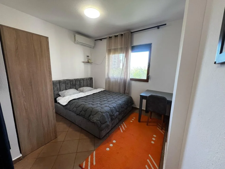Tirane, jepet me qera apartament 1+1+Ballkon Kati 3, 55 m² 500 € (Rruga 5 Maj)