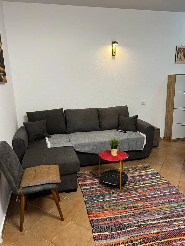 Tirane, jepet me qera apartament 1+1+Ballkon Kati 3, 55 m² 500 € (Rruga 5 Maj)