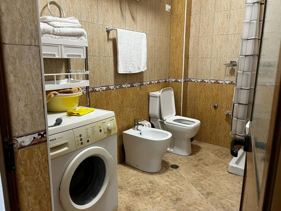 Tirane, jepet me qera apartament 1+1+Ballkon Kati 3, 55 m² 500 € (Rruga 5 Maj)