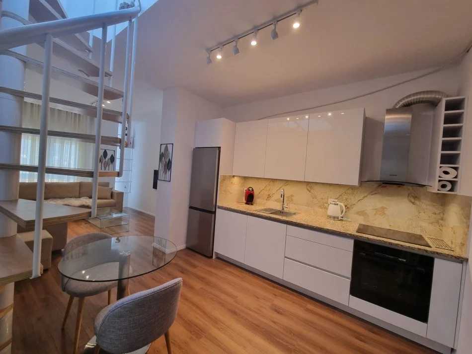 Tirane, jepet me qera apartament 1+1 Kati 10, 70 m² 700 € (Rruga e barrikadave)