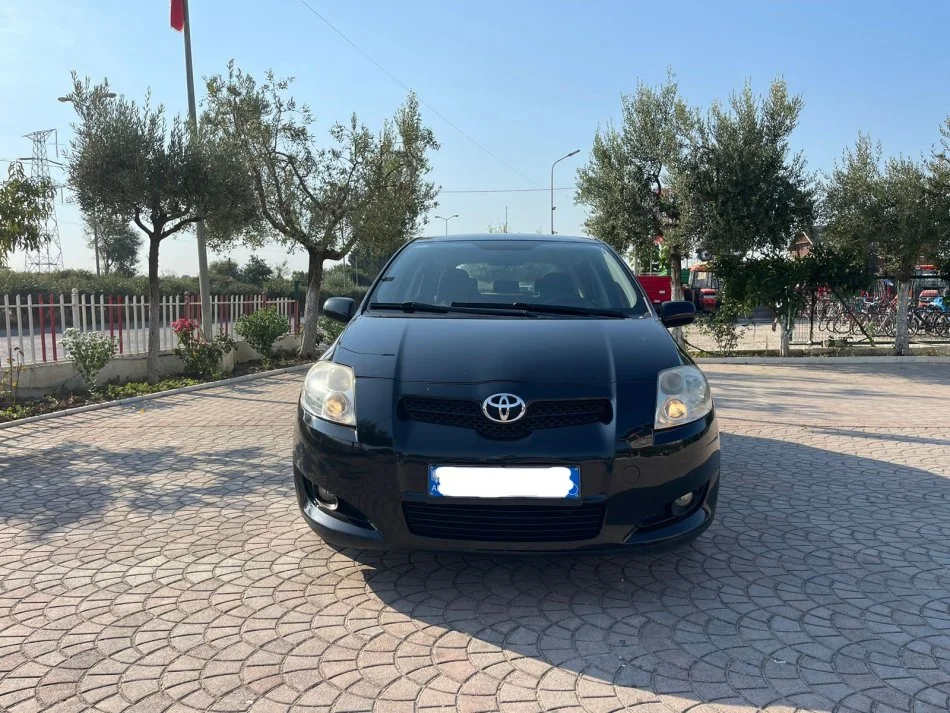 Durres, shes makine Toyota Auris Benzin+Gaz, e zeze manuale Klima 220.000 km