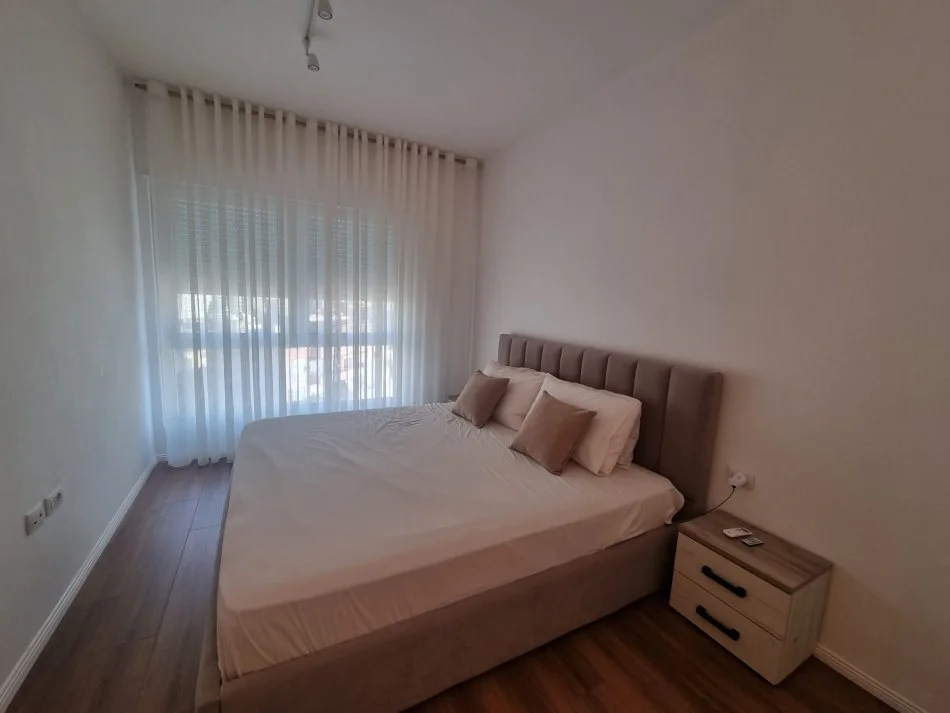 Tirane, jepet me qera apartament 1+1 Kati 10, 70 m² 700 € (Rruga e barrikadave)