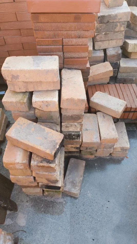 Tirane, shes Tulla dekorative, antike të reja dhe të përdorura. 10 €