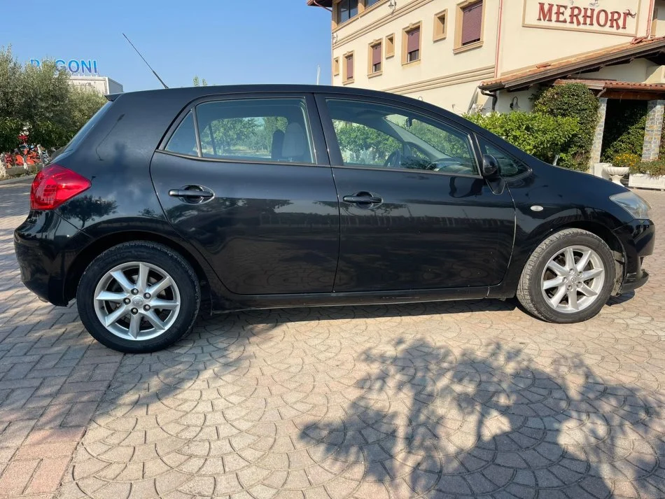 Durres, shes makine Toyota Auris Benzin+Gaz, e zeze manuale Klima 220.000 km