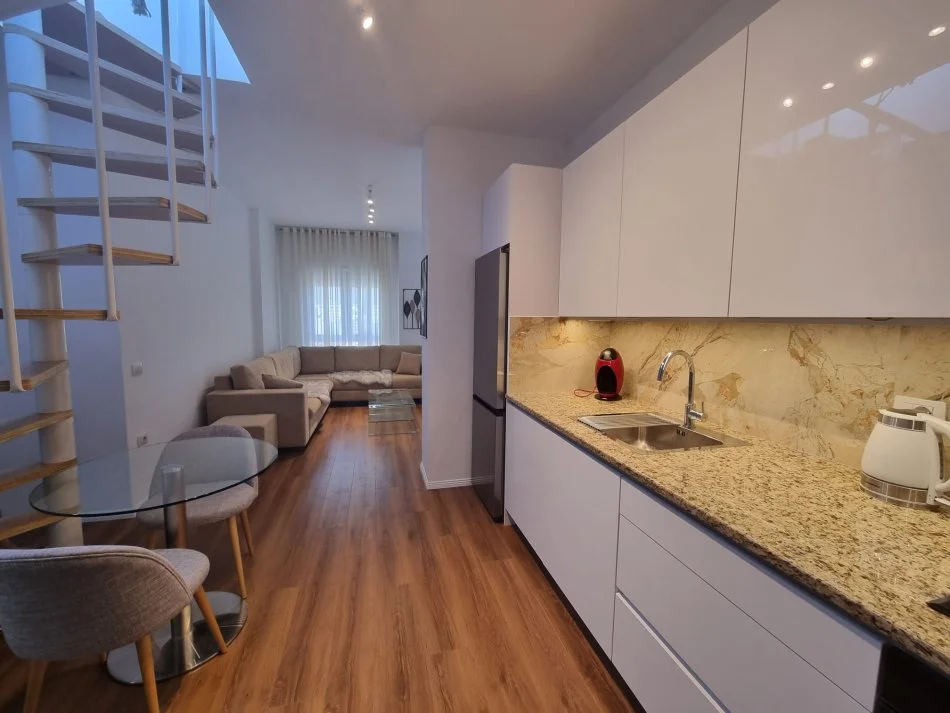 Tirane, jepet me qera apartament 1+1 Kati 10, 70 m² 700 € (Rruga e barrikadave)