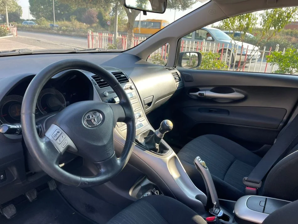 Durres, shes makine Toyota Auris Benzin+Gaz, e zeze manuale Klima 220.000 km