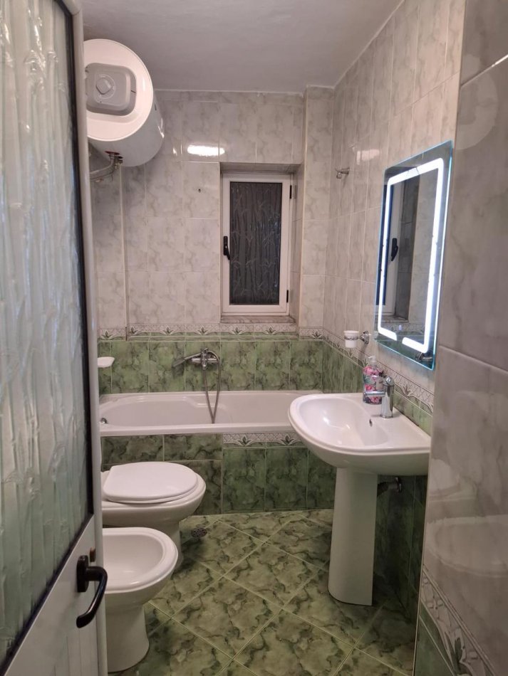 Tirane, jepet me qera apartament 2+1+Aneks+Ballkon Kati 4, 72 m² 600 € (Ali Dem, Tirane)