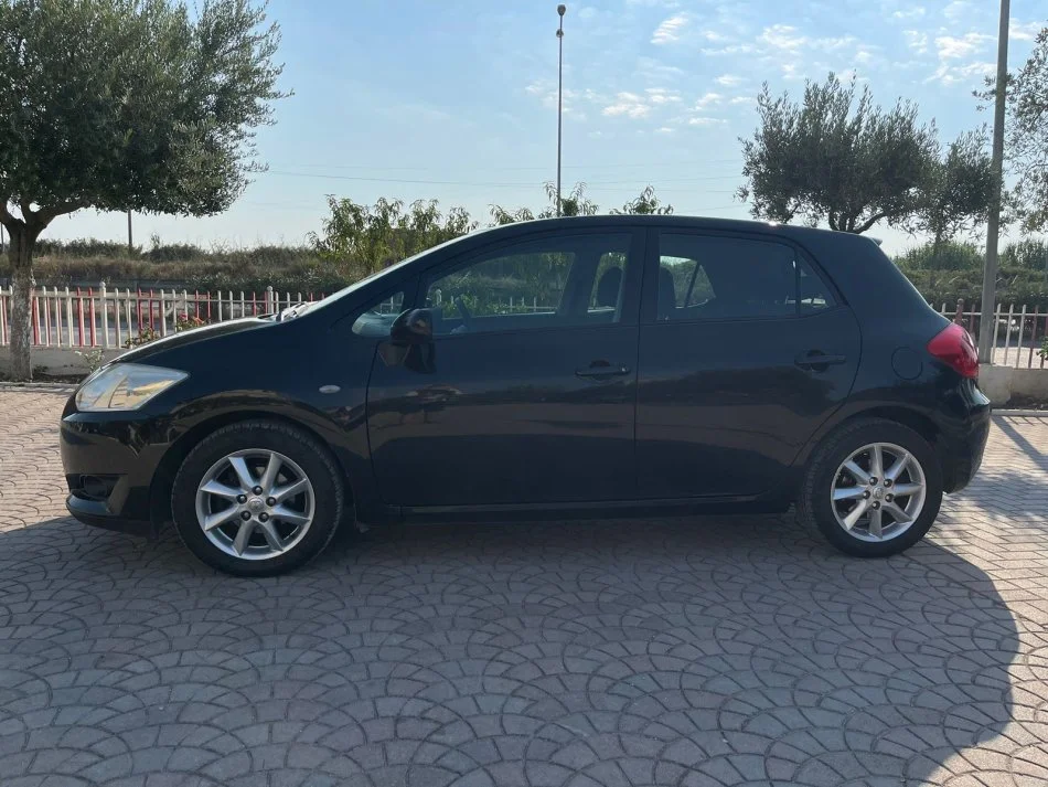 Durres, shes makine Toyota Auris Benzin+Gaz, e zeze manuale Klima 220.000 km