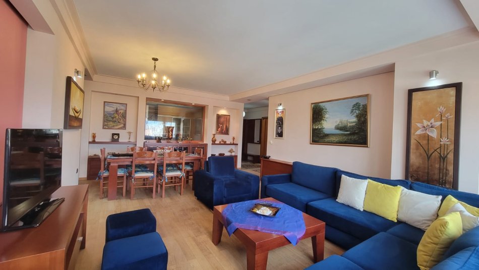 Tirane, jepet me qera 3+1+Ballkon Kati 5, 160 m² 1000 € (Rruga e ELBASANIT , AMBASADA AMERIKANE)