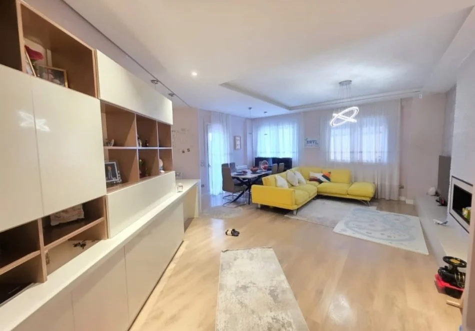 Tirane, shitet apartament 3+1 Kati 2, 240 m² 580.000 € (21 dhjetori)