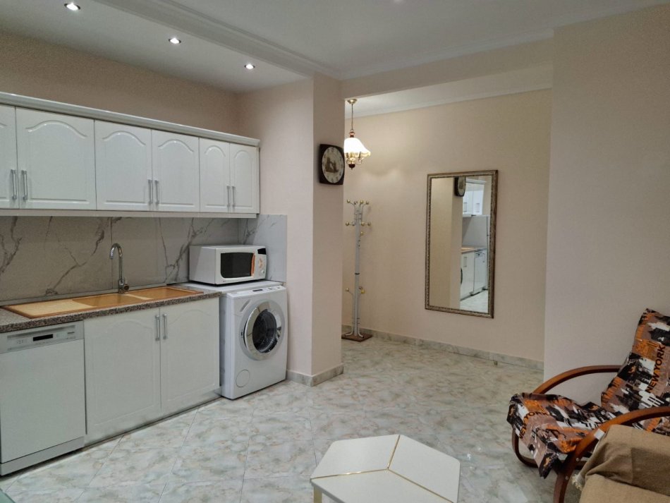 Tirane, jepet me qera apartament 1+1+Aneks+Ballkon Kati 3, 65 m² 520 € (Komuna e Parisit)