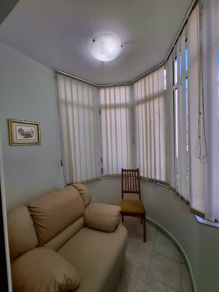 Tirane, jepet me qera apartament 1+1+Aneks+Ballkon Kati 3, 65 m² 520 € (Komuna e Parisit)