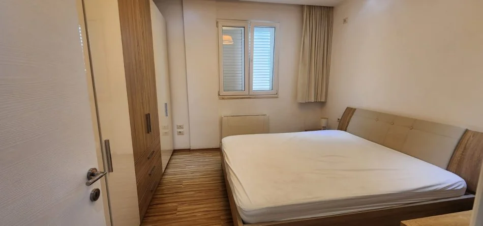 Tirane, jepet me qera apartament 3+1 Kati 2, 150 m² 1.100 € (Rruga elbasanit)