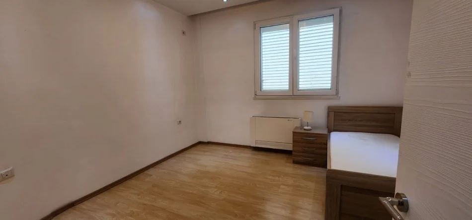 Tirane, jepet me qera apartament 3+1 Kati 2, 150 m² 1.100 € (Rruga elbasanit)