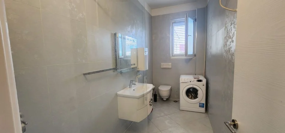 Tirane, jepet me qera apartament 3+1 Kati 2, 150 m² 1.100 € (Rruga elbasanit)