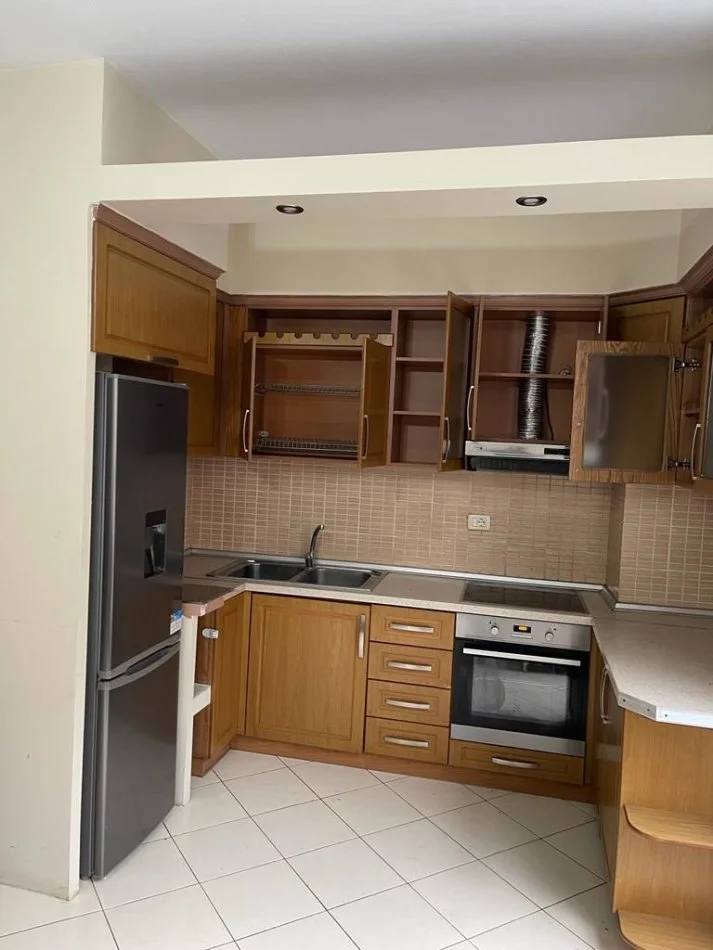 Tirane, jepet me qera apartament 2+1+Ballkon Kati 4, 104 m² 450 € (Rruga Teodor Keko)