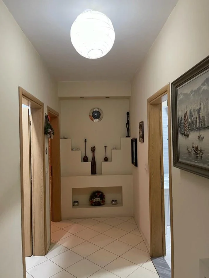 Tirane, jepet me qera apartament 2+1+Ballkon Kati 4, 104 m² 450 € (Rruga Teodor Keko)