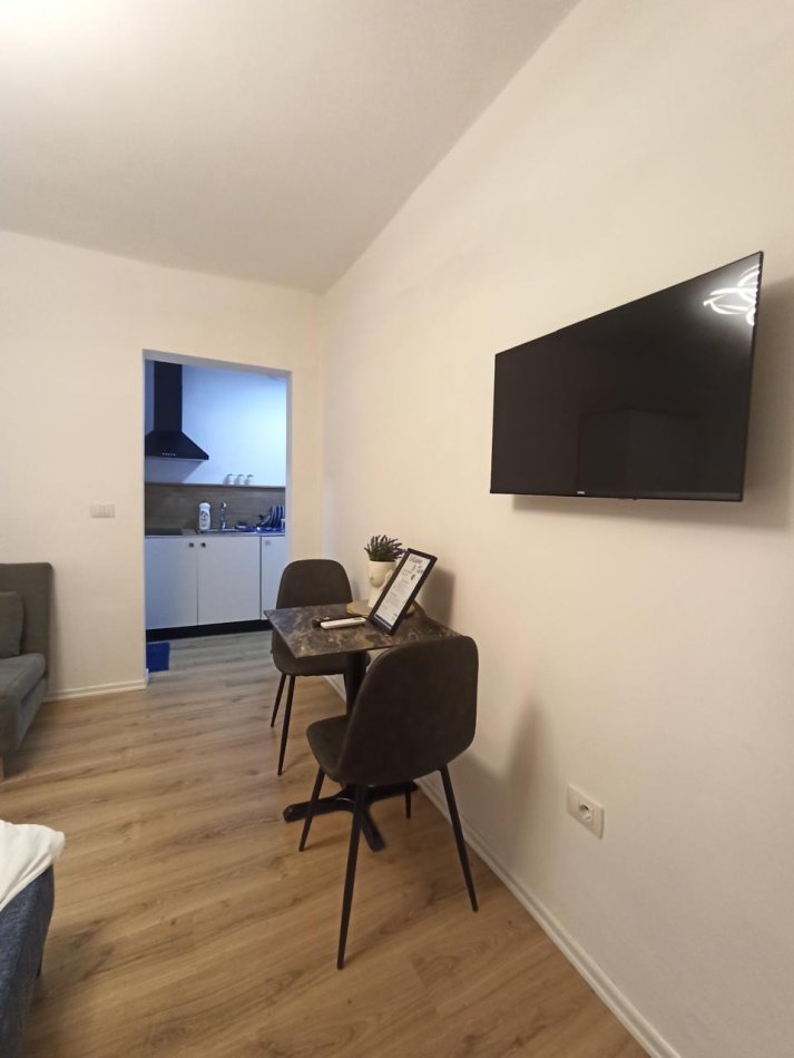 Tirane, jepet me qera apartament 1+1 Kati 1, 45 m² 400 € (Myslym Shyri)