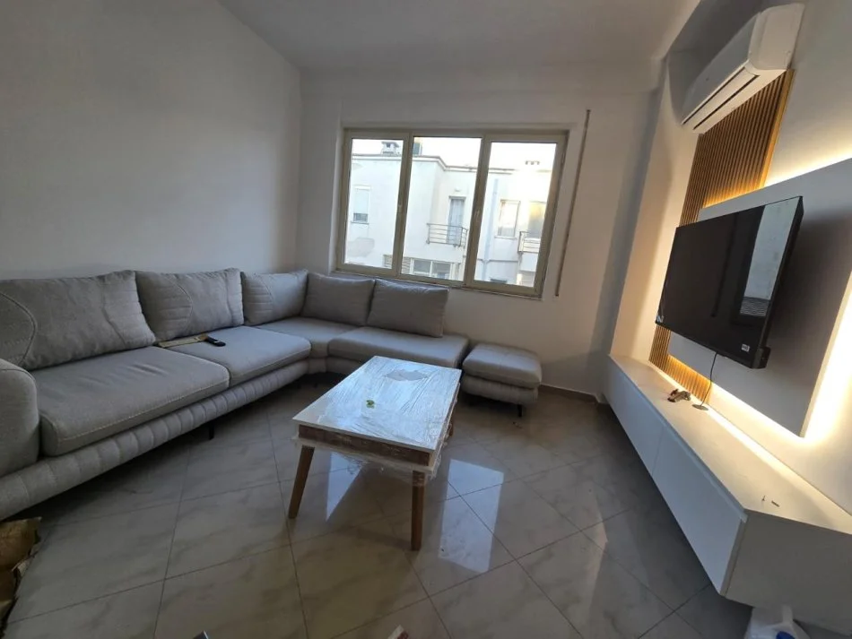 Tirane, jepet me qera apartament 1+1 Kati 4, 66 m² 550 € (Peti)