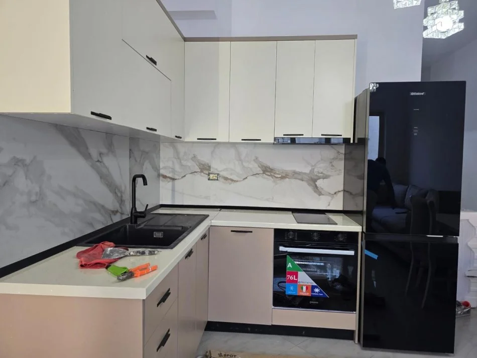 Tirane, jepet me qera apartament 1+1 Kati 4, 66 m² 550 € (Peti)