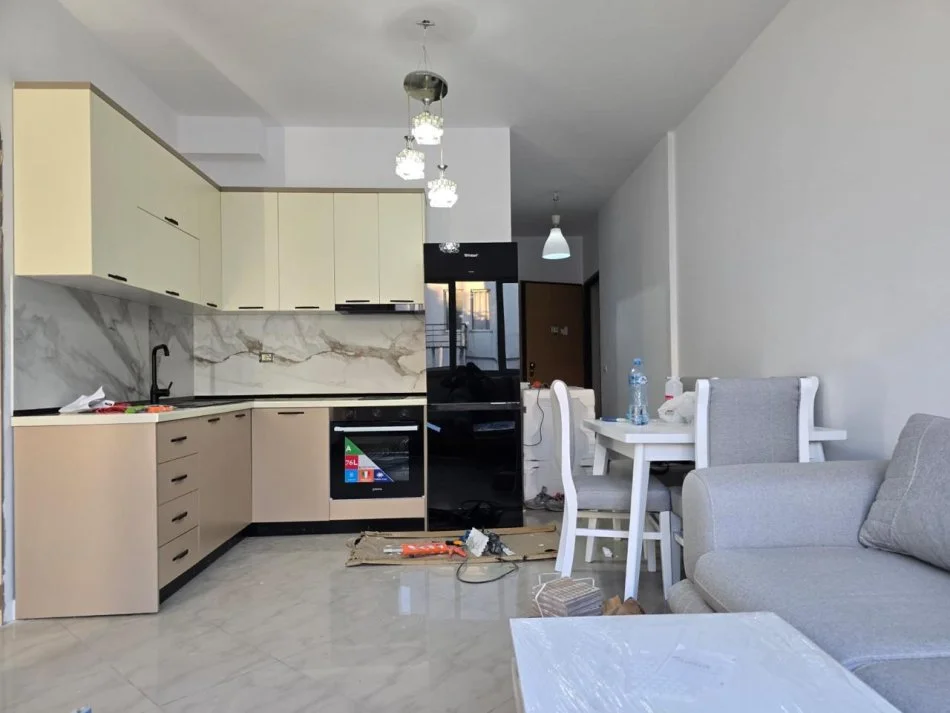 Tirane, jepet me qera apartament 1+1 Kati 4, 66 m² 550 € (Peti)