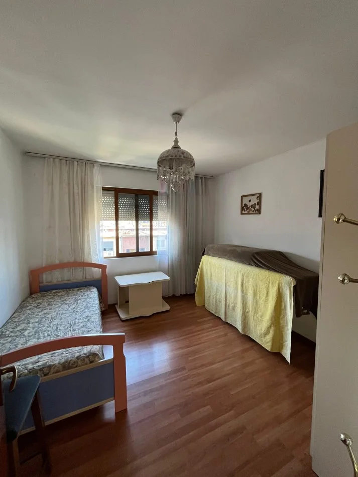 Tirane, jepet me qera 2+1 Kati 5,  450 € (Ish Parku)