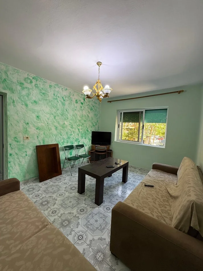 Tirane, jepet me qera apartament 1+1 , 400 € (ALI DEMI)