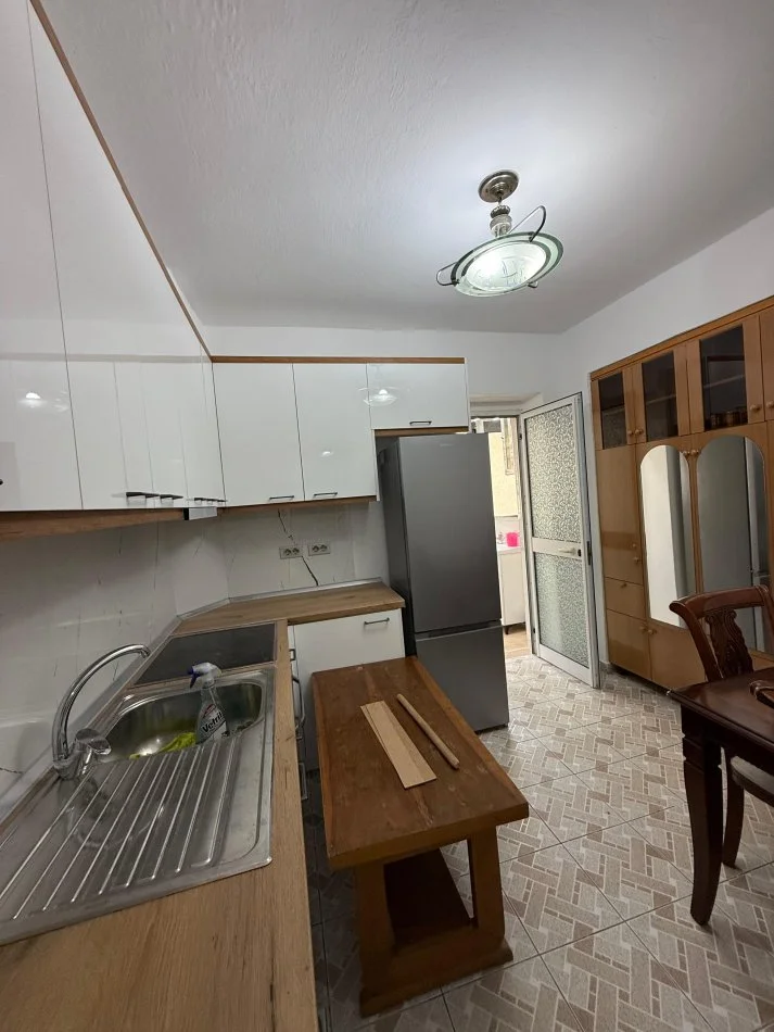 Tirane, jepet me qera apartament 1+1 , 400 € (ALI DEMI)