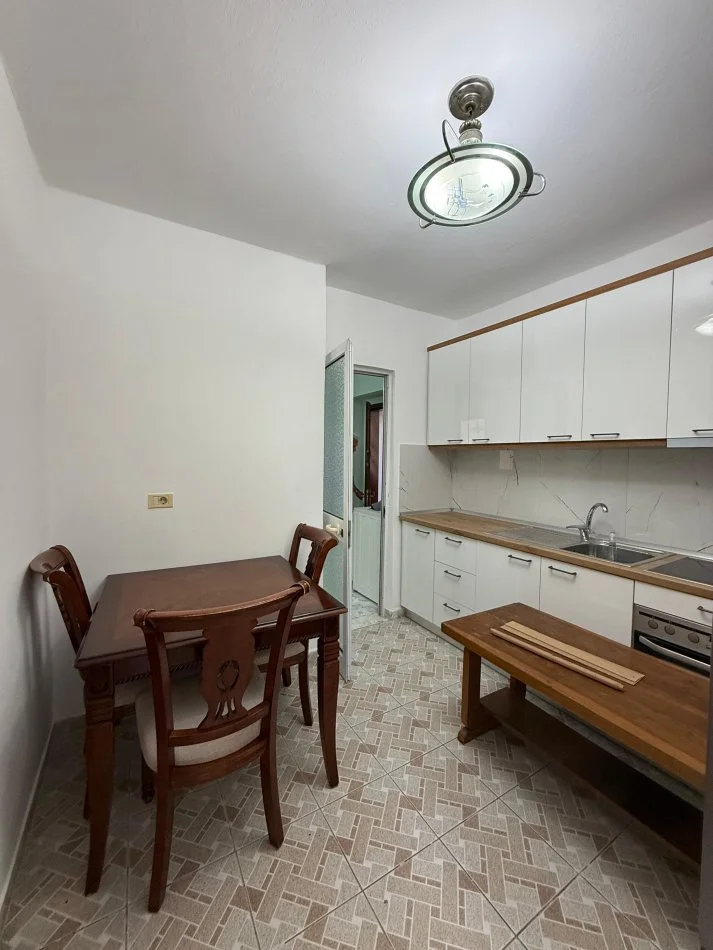 Tirane, jepet me qera apartament 1+1 , 400 € (ALI DEMI)