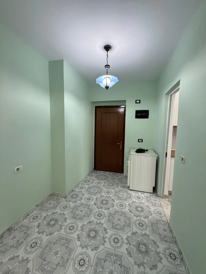 Tirane, jepet me qera apartament 1+1 , 400 € (ALI DEMI)