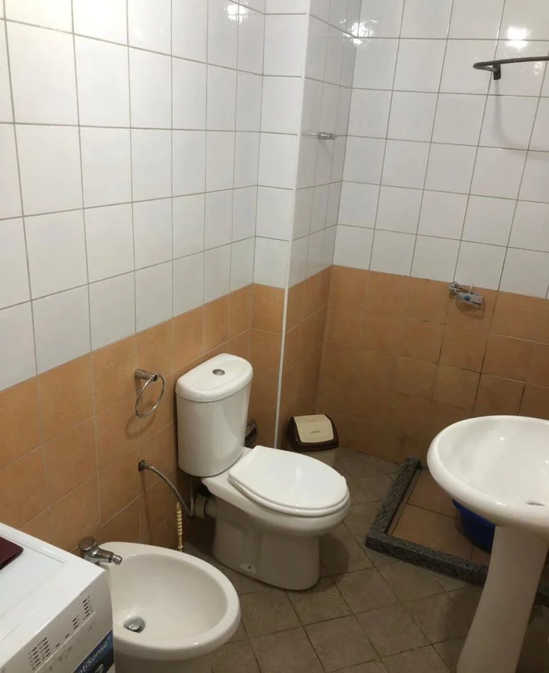 Tirane, jepet me qera apartament 1+1 Kati 3, 65 m² 400 € (Xhamllik)