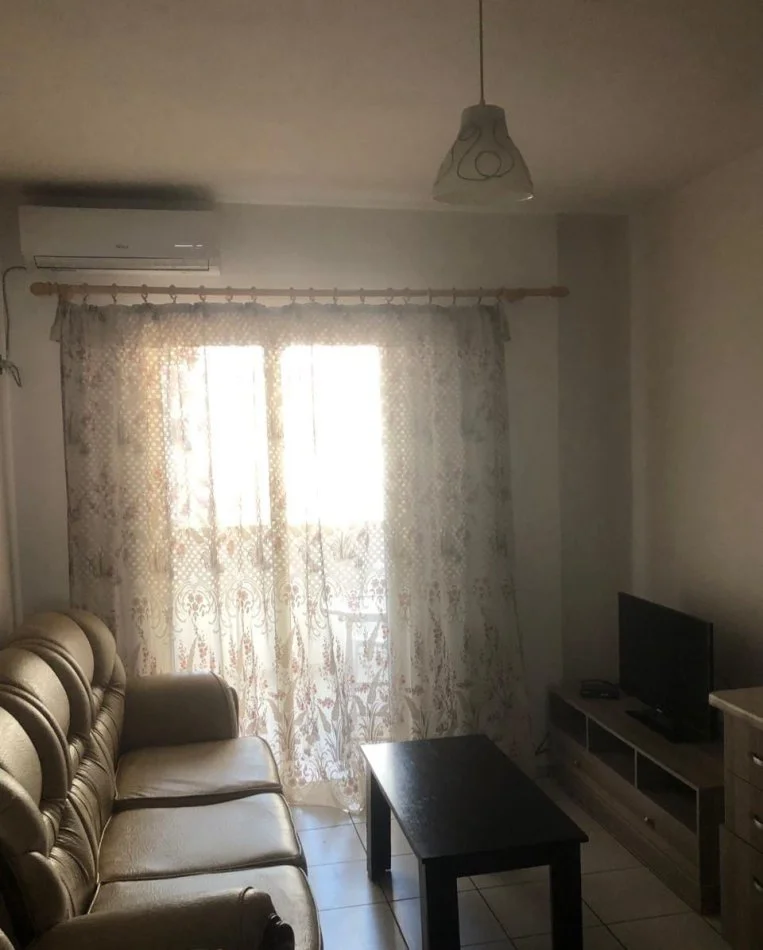 Tirane, jepet me qera apartament 1+1 Kati 3, 65 m² 400 € (Xhamllik)