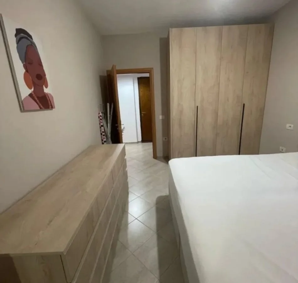Tirane, jepet me qera apartament 1+1 Kati 2, 70 m² 450 € (Bill klinton)