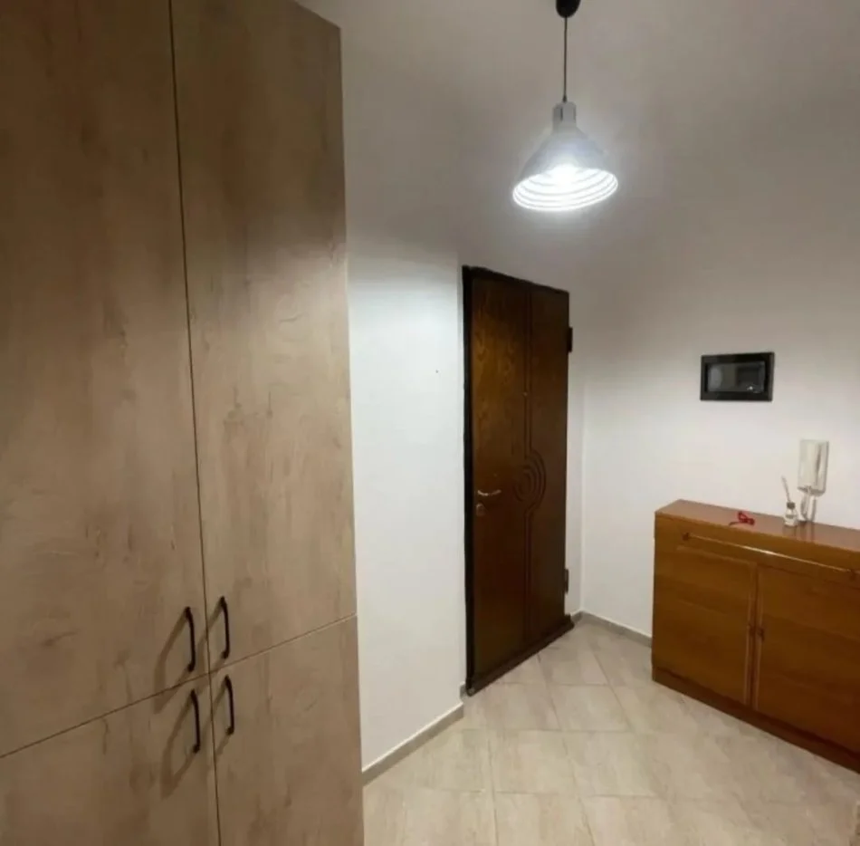 Tirane, jepet me qera apartament 1+1 Kati 2, 70 m² 450 € (Bill klinton)