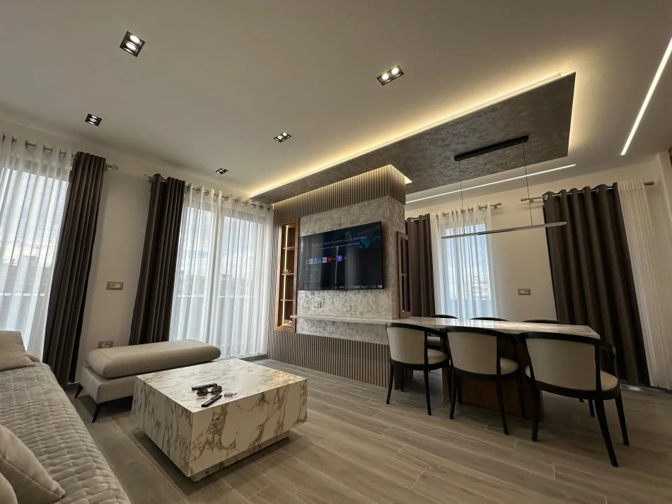 Tirane, jepet me qera apartament 2+1+Ballkon Kati 7, 1.000 m² 1.000 € 