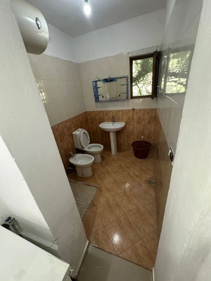 Tirane, jap me qera apartament 1+1 Kati 1, 65 m² 250 € (Rruga ali shefqeti)