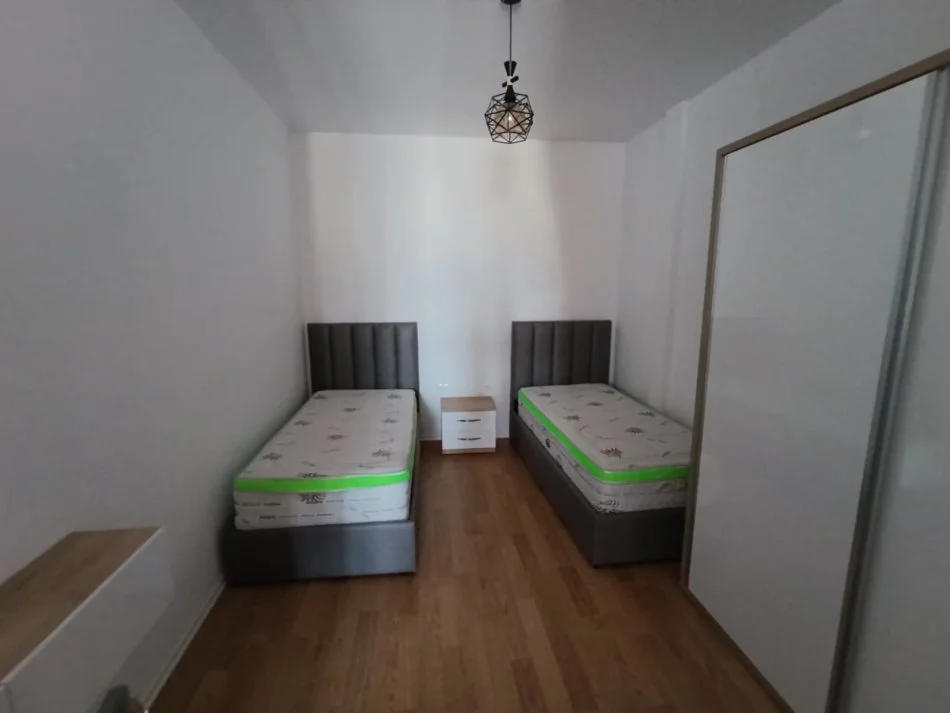 Tirane, jepet me qera apartament 2+1+Aneks+Ballkon Kati 9, 85 m² 800 € (Tek ura kristal center mundesi dhe per airbnb)