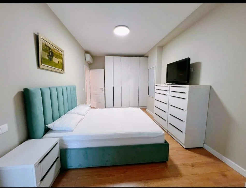 Tirane, jepet me qera apartament 2+1 Kati 8, 120 m² 900 € (Shkolla baletit)