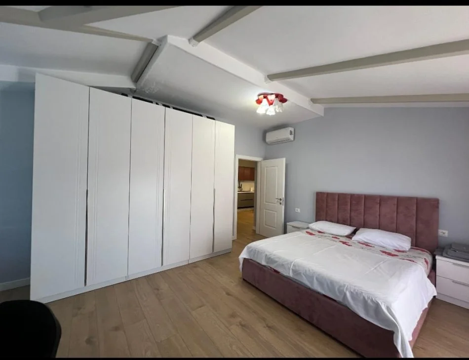 Tirane, jepet me qera apartament 2+1 Kati 8, 120 m² 900 € (Shkolla baletit)