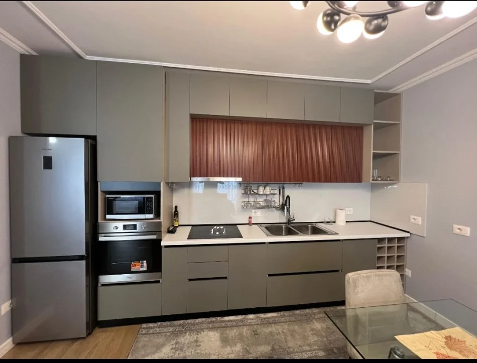 Tirane, jepet me qera apartament 2+1 Kati 8, 120 m² 900 € (Shkolla baletit)