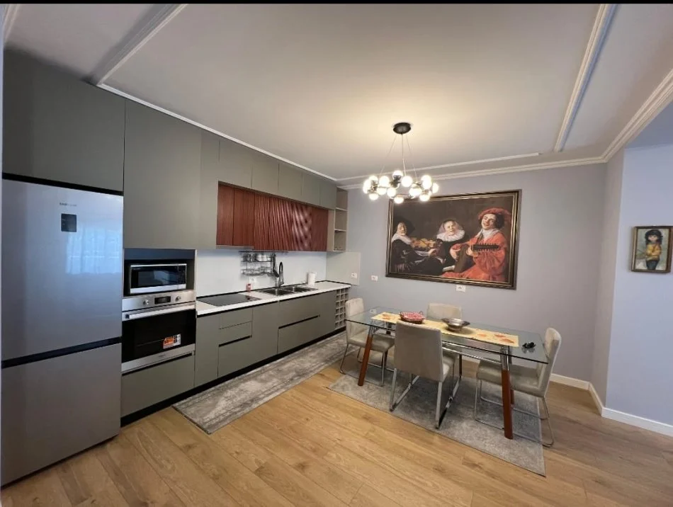 Tirane, jepet me qera apartament 2+1 Kati 8, 120 m² 900 € (Shkolla baletit)