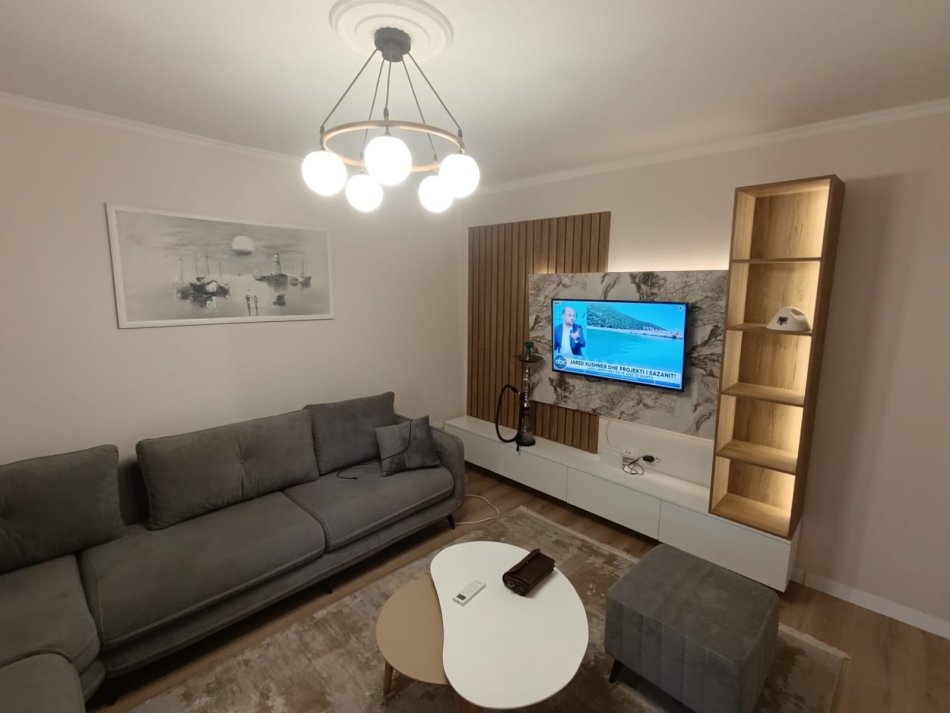 Tirane, jepet me qera apartament 1+1+Aneks+Ballkon Kati 4, 65 m² 450 € (Tek shkolla bashkuar)