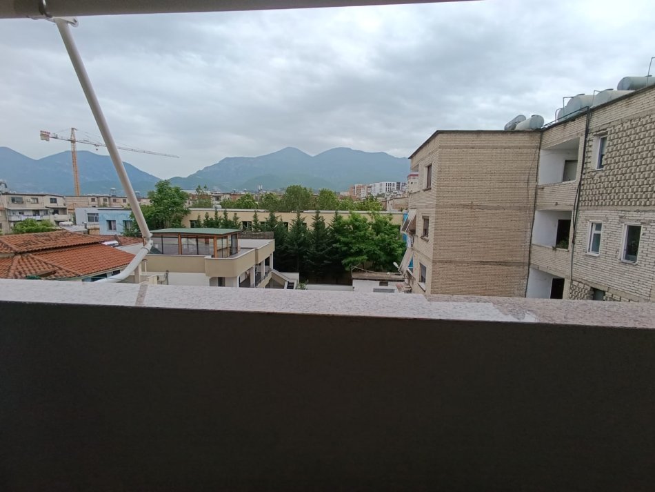 Tirane, jepet me qera apartament 1+1+Aneks+Ballkon Kati 4, 65 m² 450 € (Shkolla bashkuar)