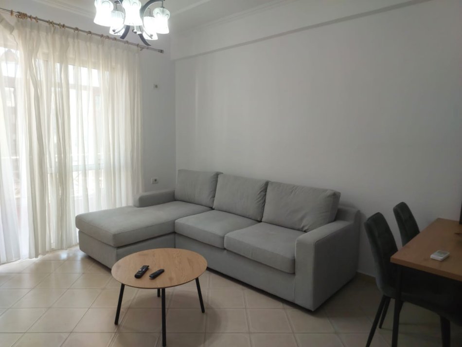 Tirane, jepet me qera apartament 1+1+Ballkon Kati 3, 65 m² 650 € (Kika 1)