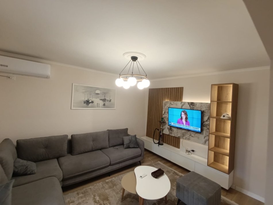 Tirane, jepet me qera apartament 1+1+Aneks+Ballkon Kati 4, 65 m² 450 € (Shkolla bashkuar)