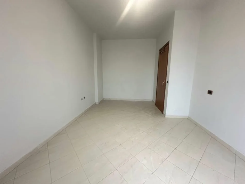 Tirane, shitet apartament 1+1 Kati 4, 65 m² 110.000 € (Dritan hoxha)